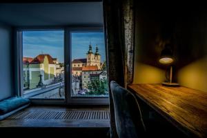 a room with a window with a view of a city at Uroczy apartament Wita Stwosza most Kłodzko in Kłodzko