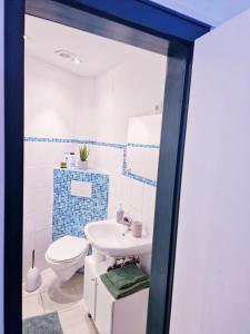 Ένα μπάνιο στο Erdgeschoss kleine Apartament