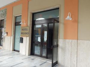 un ingresso alla hall di un hotel con porta in vetro di HOTEL MILANO a Loano