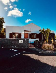 uma casa branca com uma parede de pedra em Mi Villa em Playa Blanca