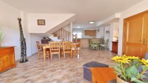 Kuchyňa alebo kuchynka v ubytovaní VACAY Villa Mateua, a paso de playa, en Costa Brava, L'Escala!