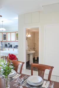 una sala da pranzo con tavolo e sedie e una cucina di Barbara's sweet home Preveza a Preveza Altre 36 foto