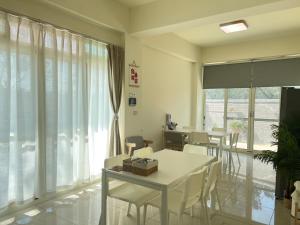 Khu vực ghế ngồi tại Hourlight Homestay