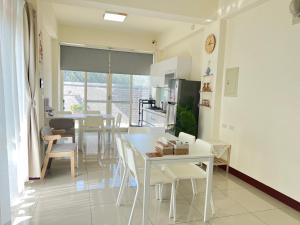 Khu vực ghế ngồi tại Hourlight Homestay