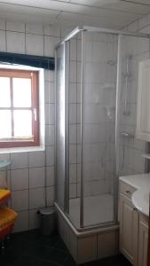 y baño con ducha, bañera y lavamanos. en Apartment Knablhof, en Sankt Martin am Tennengebirge
