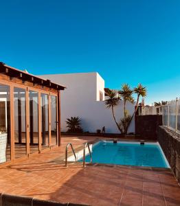 uma piscina num pátio ao lado de uma casa em Mi Villa em Playa Blanca