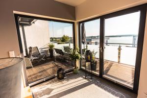 - un balcon avec vue sur l'eau dans l'établissement Lagunenhaus Joy, à Neukieritzsch