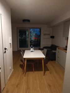 グダニスクにあるApartament z Ogrodem Gdansk Przymorzeのリビングルーム(テーブル、ソファ付)