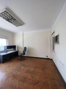 une pièce vide avec un bureau et une chaise dans l'établissement 4th Floor, au Caire