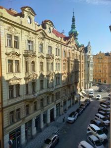 プラハにあるAntique Glam Apartment in Old Town Pragueの駐車場に車が駐車されている大きな建物