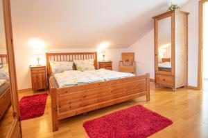 ein Schlafzimmer mit einem Bett und einem großen Spiegel in der Unterkunft Landhaus Müden in Faßberg