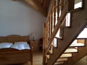 ein Schlafzimmer mit einem Holzbett und einer Treppe in der Unterkunft Appartement Wildspitz' in Vent