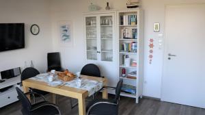 ein Esszimmer mit Tisch und Stühlen in der Unterkunft Ferienhaus Primavera in Dornumersiel