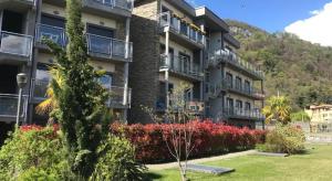 un gran edificio de apartamentos con balcones en un lateral. en Alexandra's Sunset Apartment, en Domaso