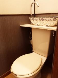 un bagno con un water e un lavandino di HOTEL HOUSE LEE a Tokyo