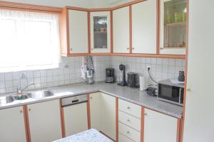 una cucina con mobili bianchi e un lavandino di Barbara's sweet home Preveza a Preveza