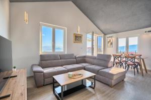 Aquamarin - Premium Seaview Apartment في سلاتين: غرفة معيشة مع أريكة وطاولة