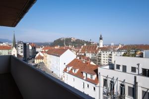 Blick auf die Stadt von einem Gebäude in der Unterkunft MH Living - 39 - Scandinavian Living Dream in Center in Graz