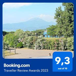 a sign that reads travel review awards with a picture of flowers at Darsena 7 in Peschiera del Garda