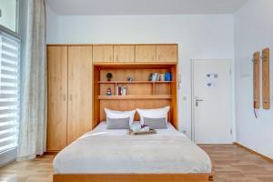 班辛海的住宿－Villa Frieda Wohnung 6，一间卧室配有一张大床和木制床头板