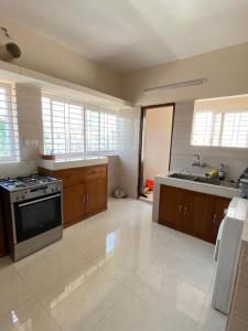 Η κουζίνα ή μικρή κουζίνα στο 4 Beds Condo Holiday Home at Bashundhara Dhaka