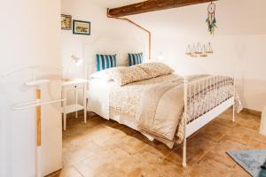 - une chambre avec un lit blanc et du parquet dans l'établissement Casa Due Marie Marano sul Panaro, à Marano sul Panaro