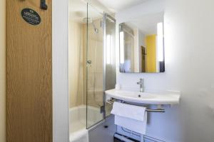 Koupelna v ubytování B&B HOTEL Perpignan Sud Porte d'Espagne