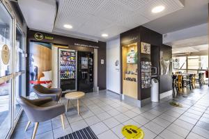 ペルピニャンにあるB&B HOTEL Perpignan Sud Porte d'Espagneの椅子2脚とテーブル1台が備わる店