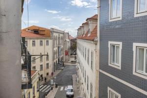 uitzicht op een straat in een stad met gebouwen bij Condessa IV by Innkeeper in Lissabon