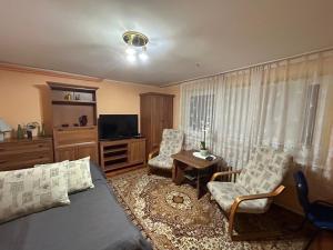 Televízia a/alebo spoločenská miestnosť v ubytovaní Apartament Mickiewicza