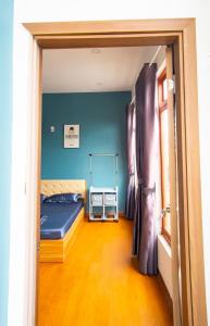 クイニョンにあるToru Homestayのベッドルーム1室(ベッド1台付)、