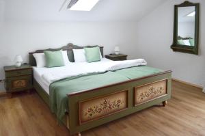 Ένα ή περισσότερα κρεβάτια σε δωμάτιο στο Ferienhaus Antdorfer Gartenglück