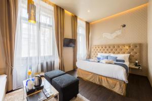 pokój hotelowy z łóżkiem i oknem w obiekcie Design Hotel Jewel Prague w Pradze