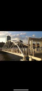 een witte brug over het water in een stad bij St George Wharf Apartment in Londen