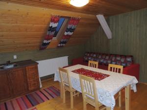 uma sala de jantar com uma mesa e cadeiras e um sofá em Apartment Vanesa em Bobrovec