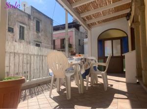 Una mesa y sillas en un patio. en Casa Sole e Luna, en Canneto