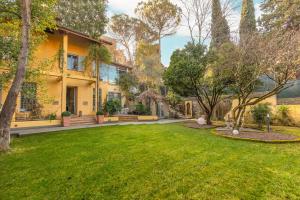 an empty yard in front of a house at Relais Clivo Vaticano in Rome