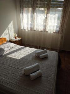 2 asciugamani laminati su un letto in una camera da letto di Osteria Locanda Dalla Lina a Mirano