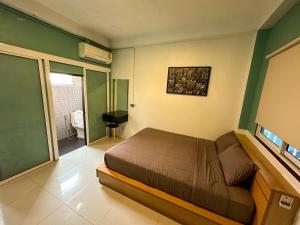 清邁的住宿－Baan Chiang Maan，一间卧室配有一张床和一张书桌