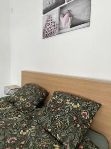 Una cama o camas en una habitación de Apartman PLAY Divčibare - 2 spavaće sobe