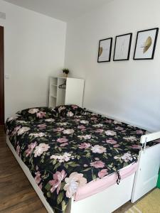 Una cama o camas en una habitación de Apartman PLAY Divčibare - 2 spavaće sobe