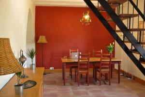 een eetkamer met een tafel en een laptop. bij Beautiful 4-Bed House in Campo de Ricote in Collado de Gil