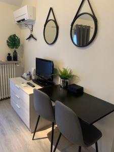 escritorio con ordenador, 2 sillas y espejo en La Maison d'Emilie - Chambres d'hôtes en Chaumes-en-Brie