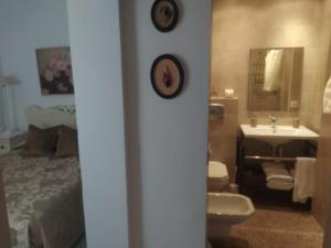 La salle de bains est pourvue d'un lit, d'un lavabo et de toilettes. dans l'établissement Ático muy luminoso en el casco antiguo, à Cordoue