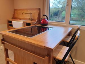 eine Küche mit einer Spüle und einer Arbeitsplatte in der Unterkunft Riverside Cabin at Pen-Y-Bont Mill in Oswestry