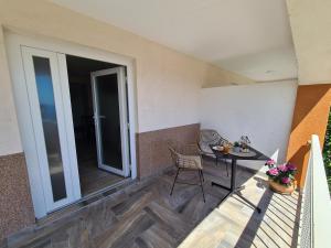 Balkón nebo terasa v ubytování Apartmani Tolj