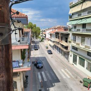 vista su una strada cittadina con auto e edifici di GREAT APARTMENT IN VERIA a Veria