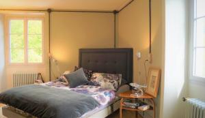 Domaine de Saint Loth' في Saint-Lothain: غرفة نوم بسرير مع مظلة