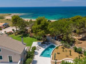 una vista aerea di una casa con piscina e oceano di Seashell Luxury Residence - Studio 2 a Lixouri