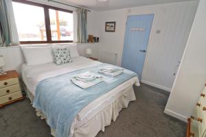 - une chambre avec un lit et 2 serviettes dans l'établissement Seaside Apartment, à Newquay